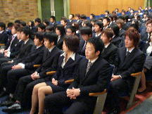 真剣な表情の学生たち