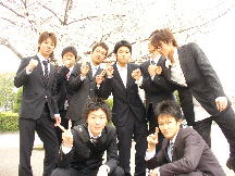 満開のさくらの下で１