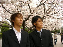 満開のさくらの下で２