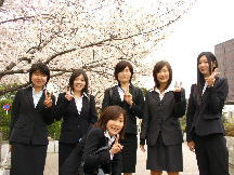 満開のさくらの下で３