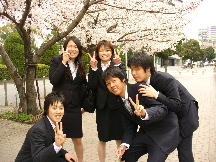 満開のさくらの下で４