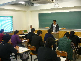 仕事の様子を説明するOB