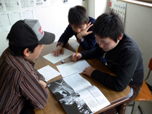 資料を見ながら